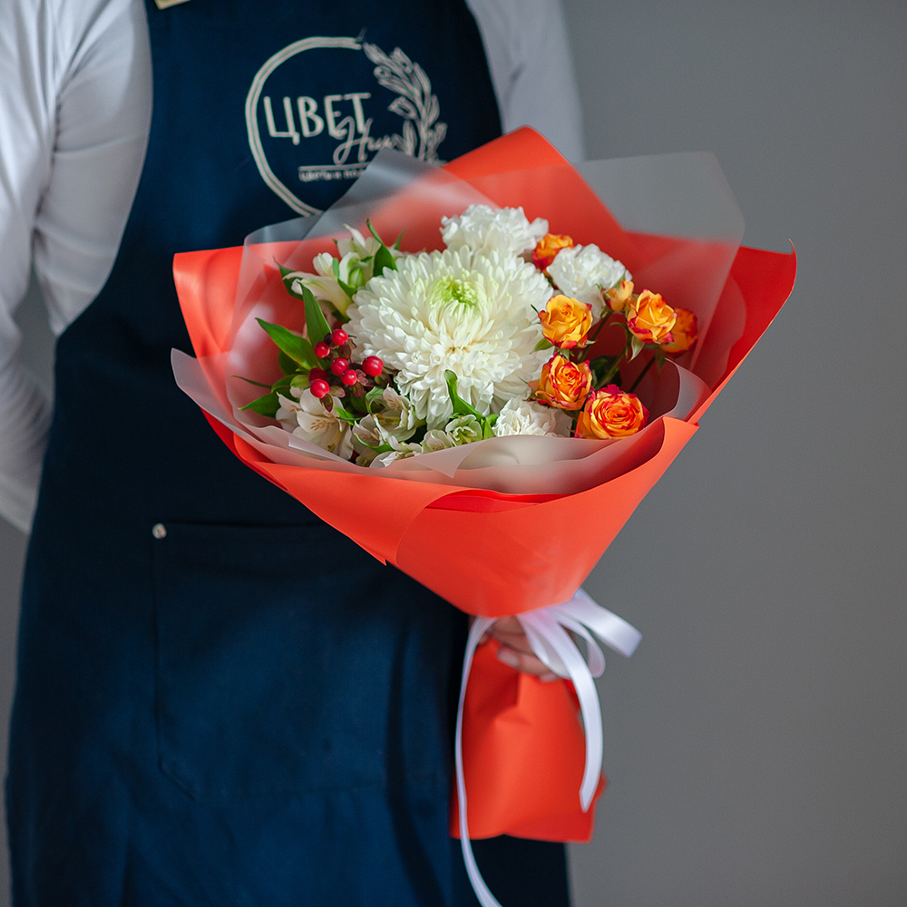 Яркий букет с одноголовой хризантемой в оранжевом оформлении