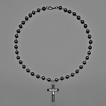 Мужские бусы из чёрного перламутра со стальным крестом Rico La Cara AMX002160