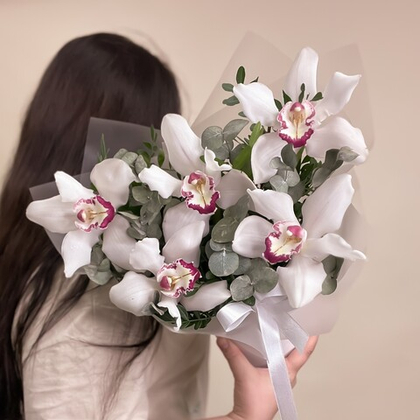 Белые орхидеи Цимбдиум с эвкалиптом в коробке 5 шт