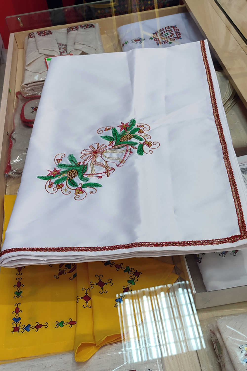 Скатерть столовая с вышивкой