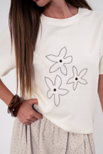 Футболка с вышивкой на груди