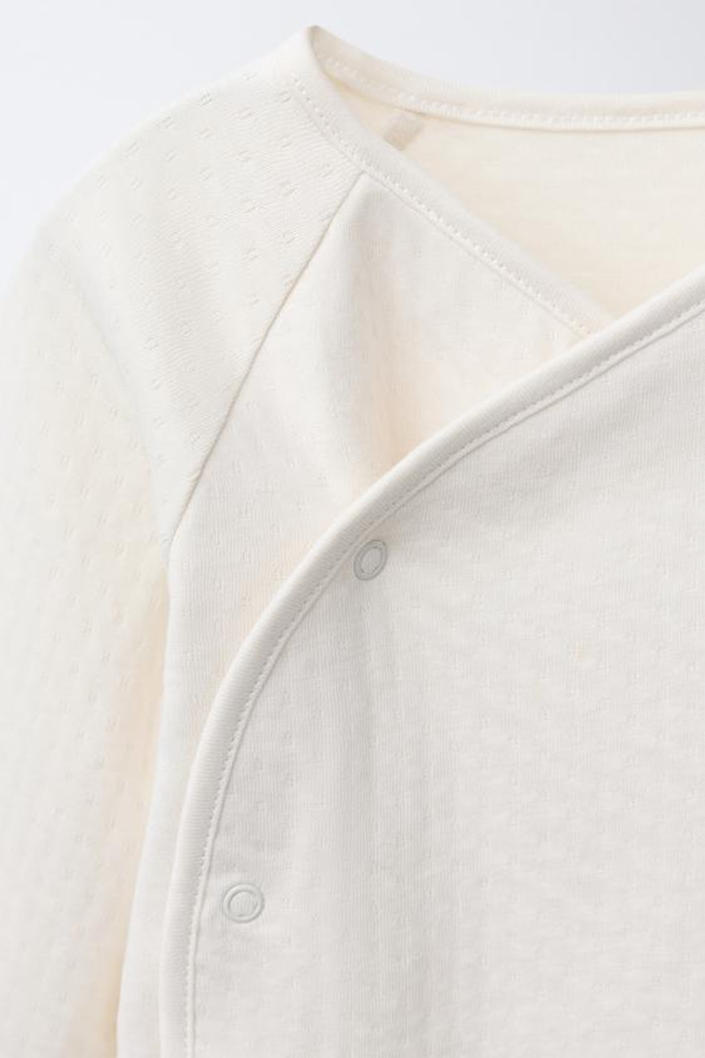 ZARA КОМПЛЕКТ ИЗ ФУТБОЛКИ И ЛЕГИНСОВ С РЕЛЬЕФНЫМ УЗОРОМ, ЭКРЮ