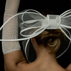 Перчатки белые длинные с декором