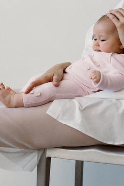 ZARA ТРИКОТАЖНЫЕ БРЮКИ С ЦВЕТОЧНЫМ ПРИНТОМ, ЦВЕТ РОЗОВОГО ДЕРЕВА