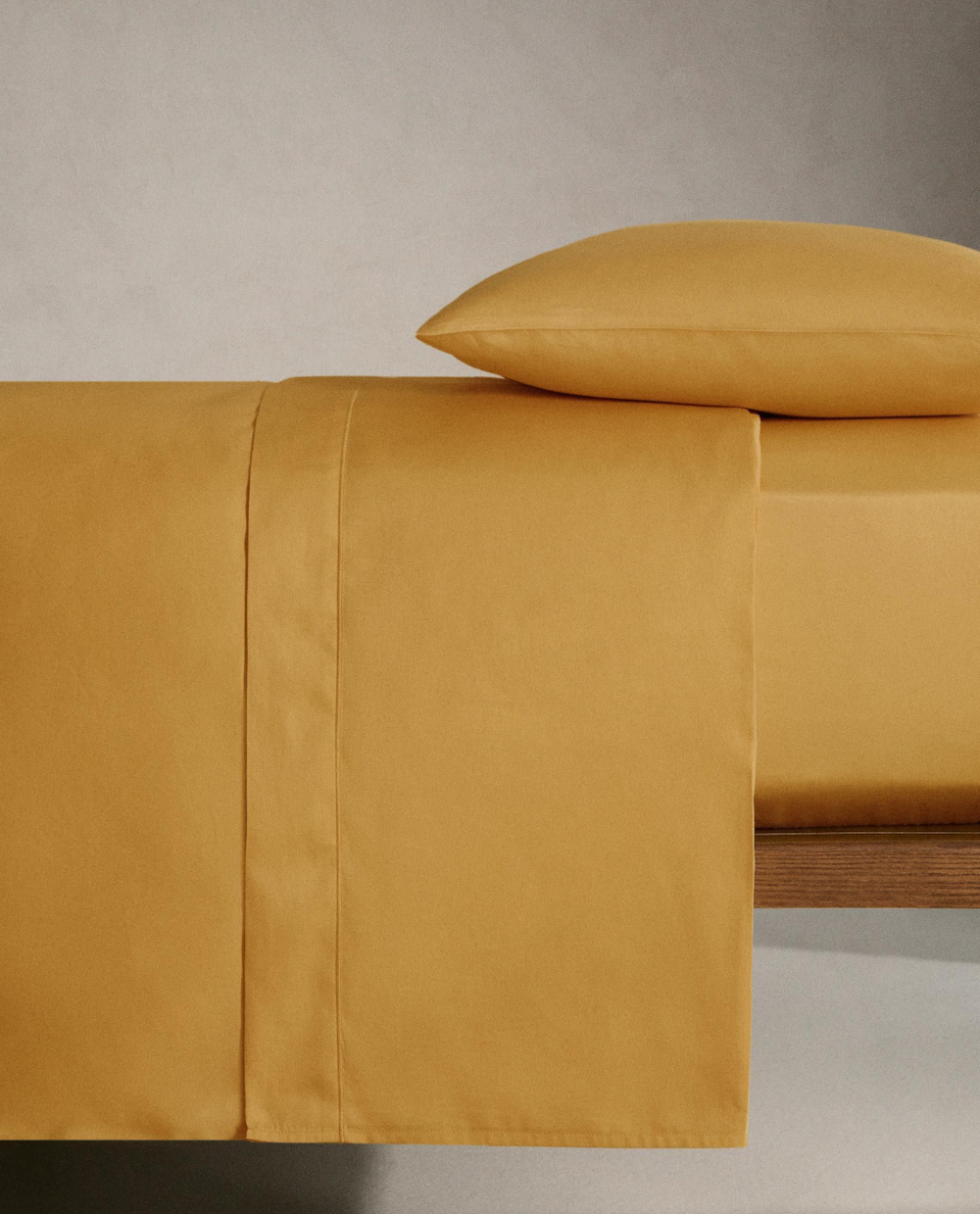 Zara Home - Атласная простыня с эластичной лентой, высота 40 см (300 нитей), горчичный, 200х200х40 см