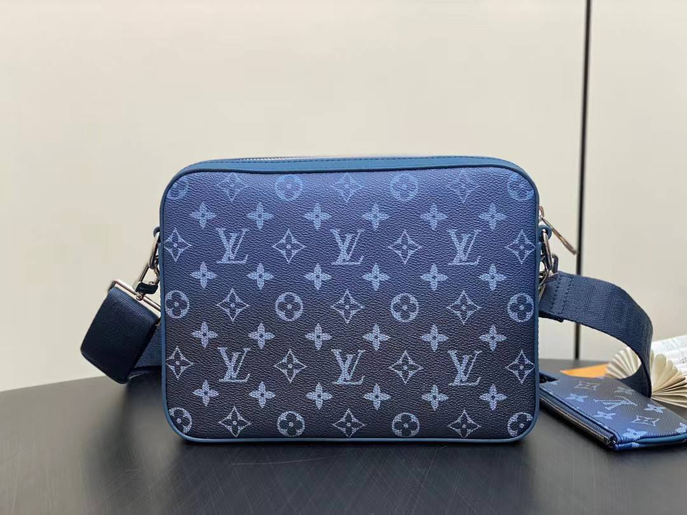 Сумка-мессенджер Louis Vuitton