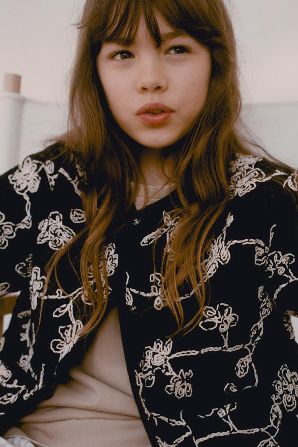 ZARA СТЕГАНАЯ КУРТКА С КОНТРАСТНОЙ ВЫШИВКОЙ, ЧЕРНЫЙ/ЭКРЮ