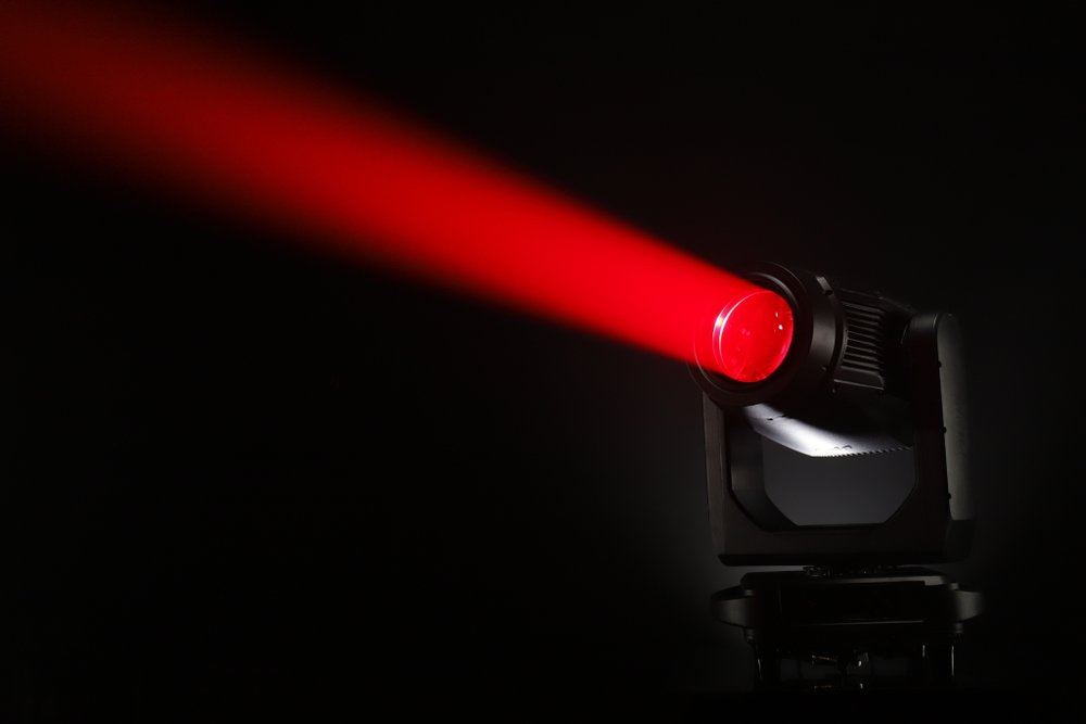 Quatro blade LE1400 BSWF IP66 — гибридная вращающаяся голова 1400 Вт Moving Head с системой профилирования и зумом 4°–50°