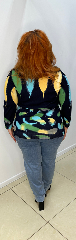 Джемпер с изображением цветных перьев