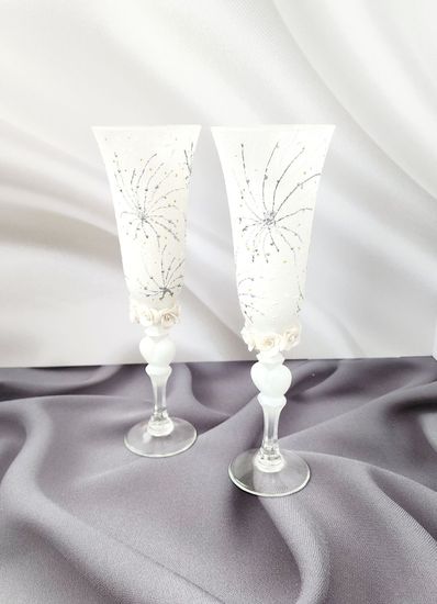 Свадебные бокалы , белые с сердцем и цветочками на ножке