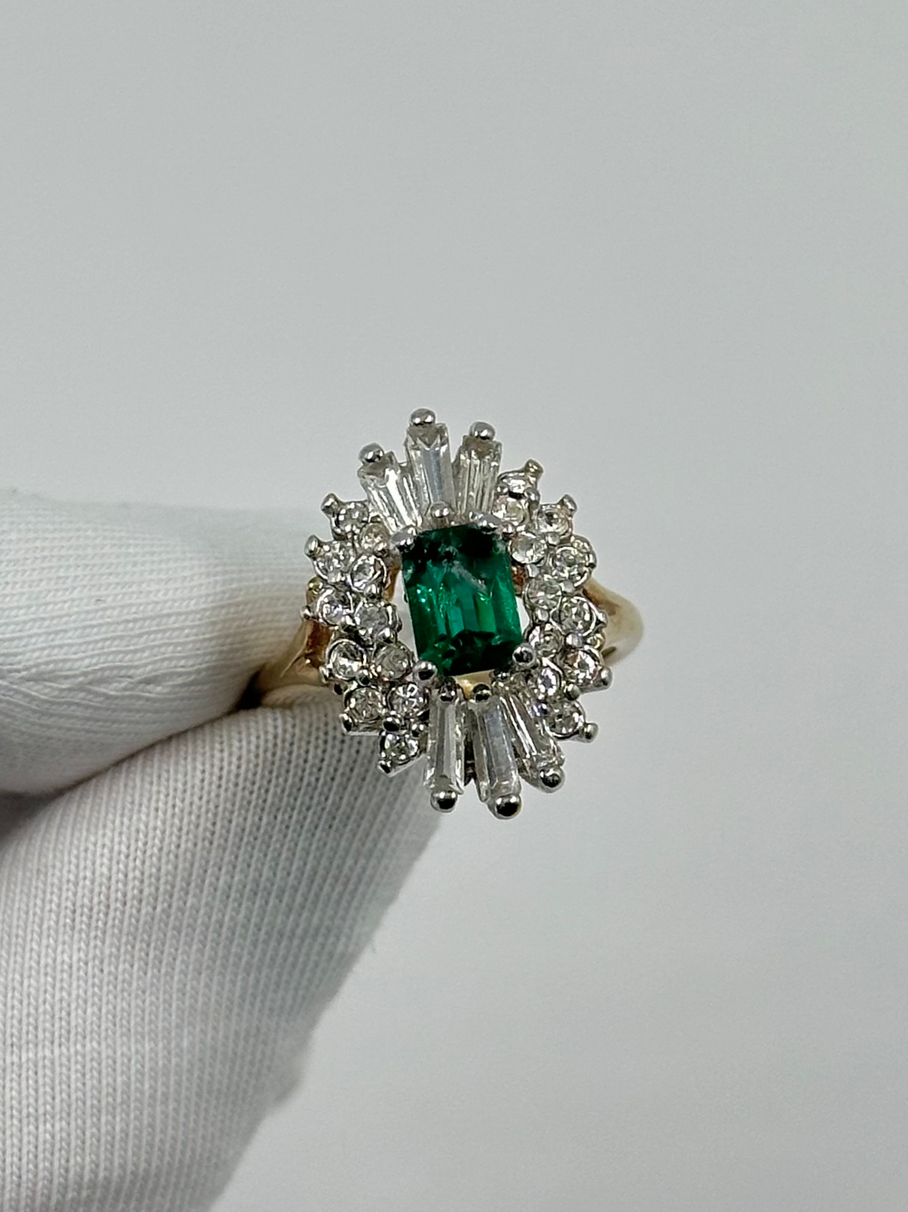 Кольцо с зелёным кристаллом