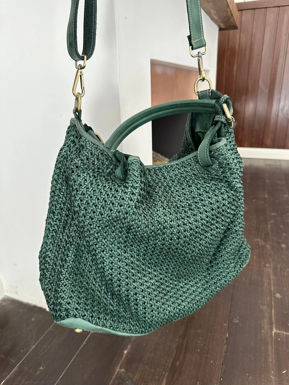 Женская плетеная сумка из натуральной винтажной кожи зеленого цвета