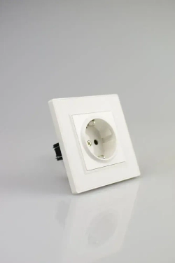 Розетка белая одинарная пластик