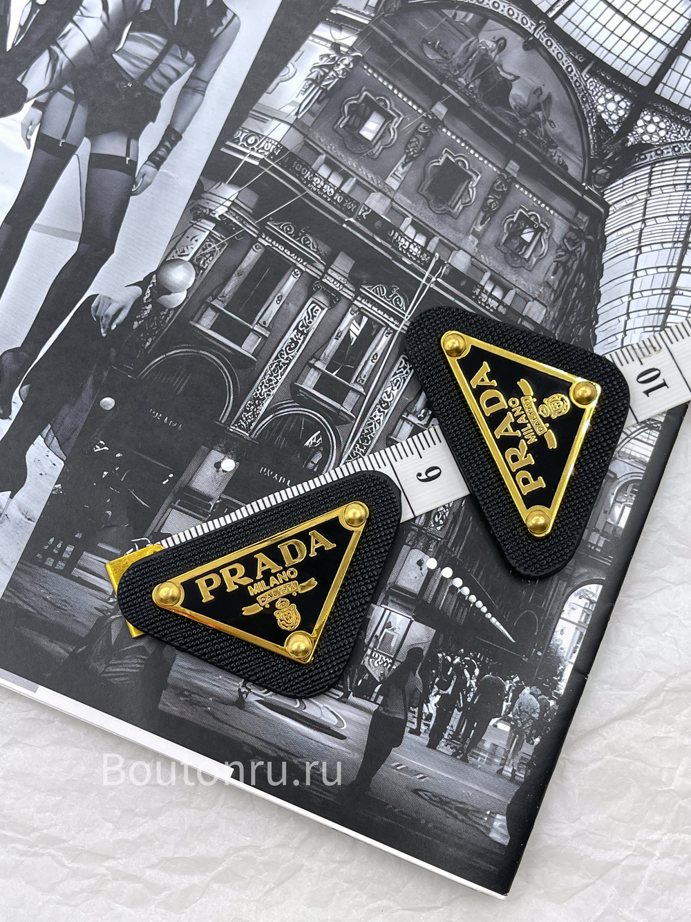 Логотип металлический Прад. на коже черный золото