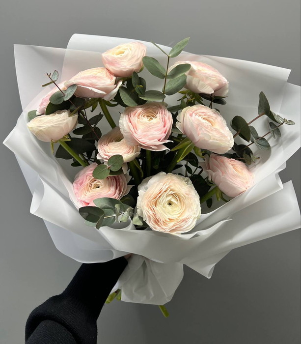 Букет светло-розовых Ранункулюсов с эвкалиптом (11шт)