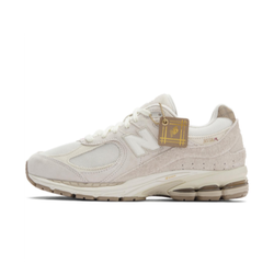 alt="New Balance 2002R Sandstone Beige M2002RFA вид сбоку на белом фоне"