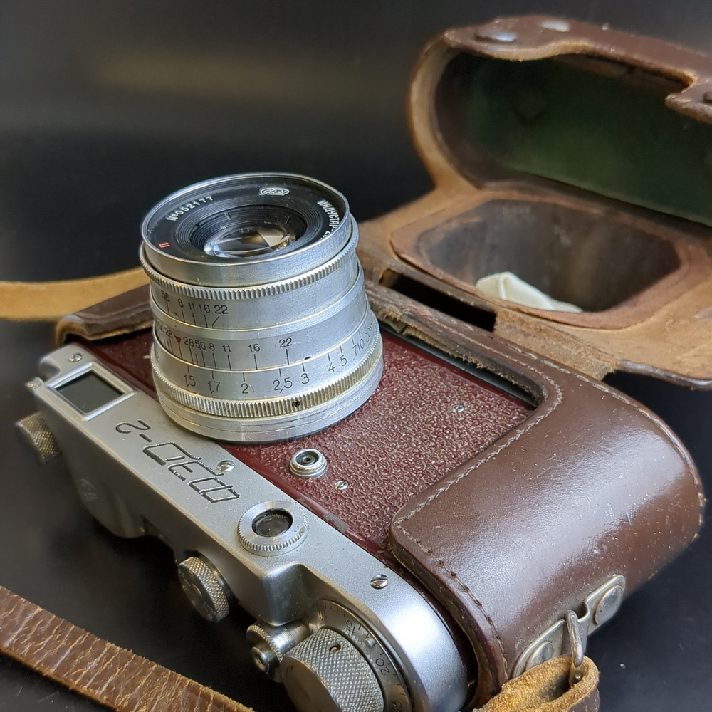 №13 Фотоаппарат "ФЭД-2" с объективом "Индустар - 62м" в оригинальном кофре с документом , металл, стекло, кожа, Харьковский машиностроительный завод им. Дзержинского (ФЭД), СССР, 1961-1979 гг.