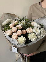 Сборный букет с кустовой пионовидной розой, хризантема , альстромерия