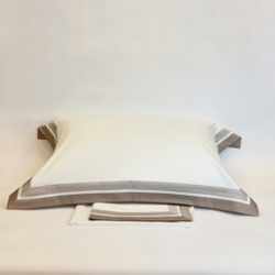 Постельное белье 2 спальное евро макси Сlaire&Caroll Jacqueline белое с бежевым кантом