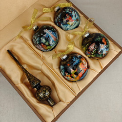 Сувенирный набор из 4-х новогодних шаров и наконечника с ручной росписью Палех "Сказки"