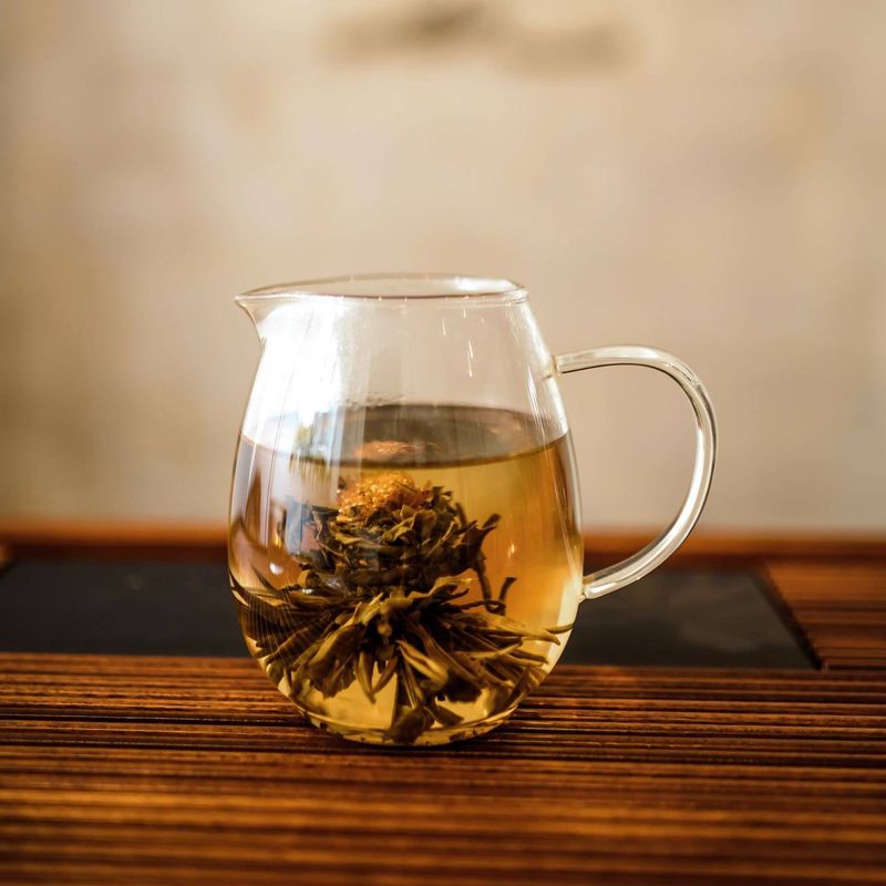 Связанный чай заливаем кипятком - шоу начинается!