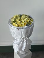 Букет из кустовой розы и оксипеталума