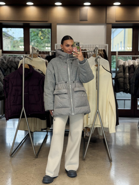 Комбинированный удлиненный пуховик серого цвета