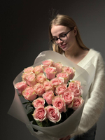 25 розовых роз в упаковке