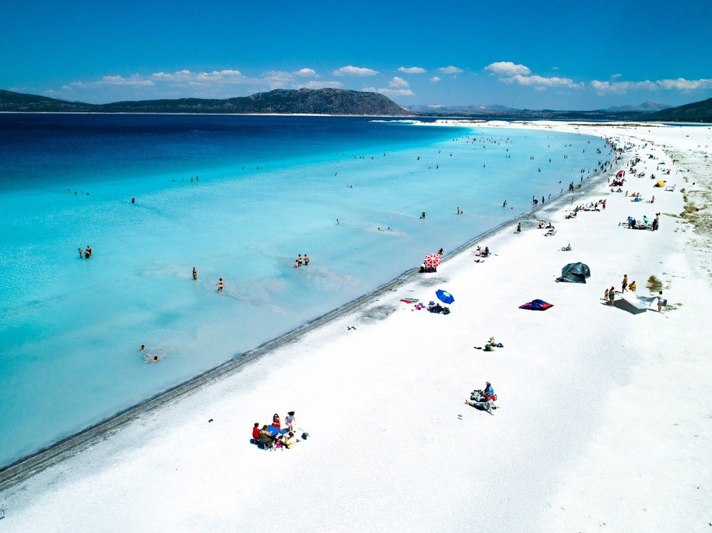 Поля дамасской розы и озеро Салда
