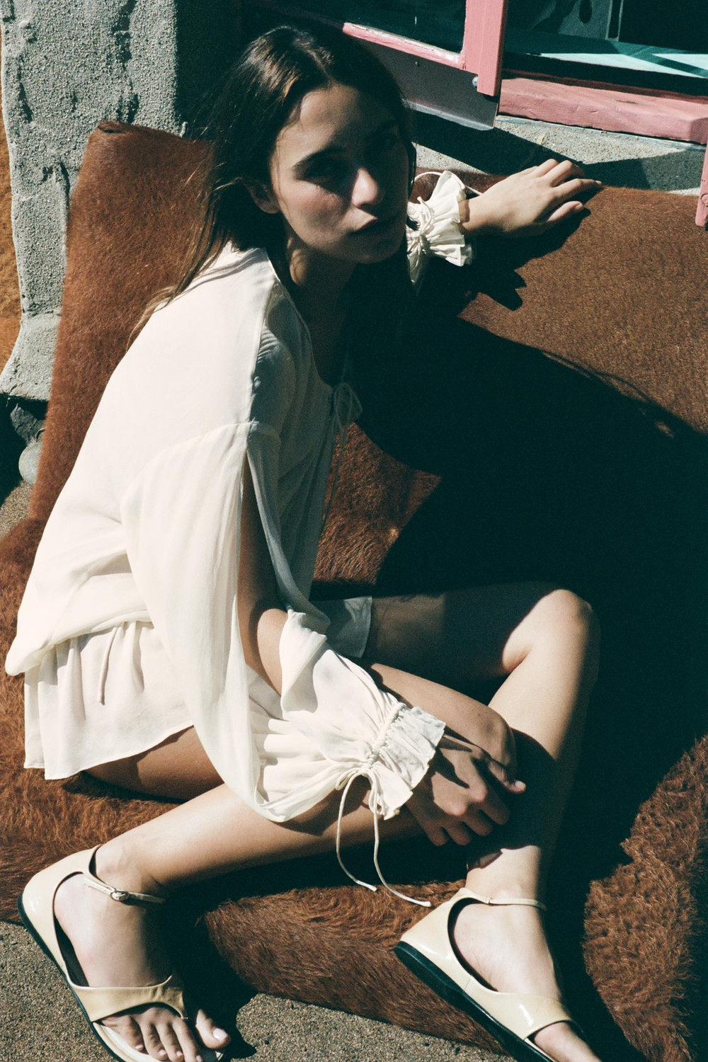 ZARA ПОЛУПРОЗРАЧНЫЙ ТОП ИЗ СТРУЯЩЕЙСЯ ТКАНИ, ЖЕЛТОВАТО-БЕЛЫЙ