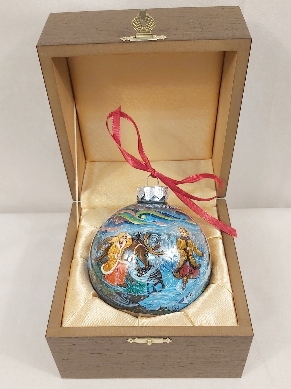 Коллекционный елочный шар с росписью Палех "Снежная королева" в футляре