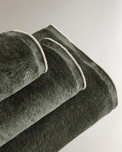 ZARA HOME БАННОЕ ПОЛОТЕНЦЕ ИЗ ВЕЛЮРА С ОТДЕЛКОЙ ОВЕРЛОКОМ, ЗЕЛЕНЫЙ