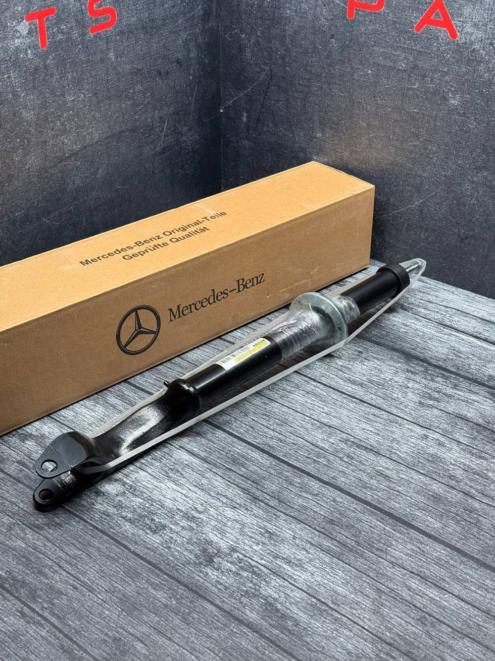 Амортизатор левый передний Mercedes-Benz A2533200530