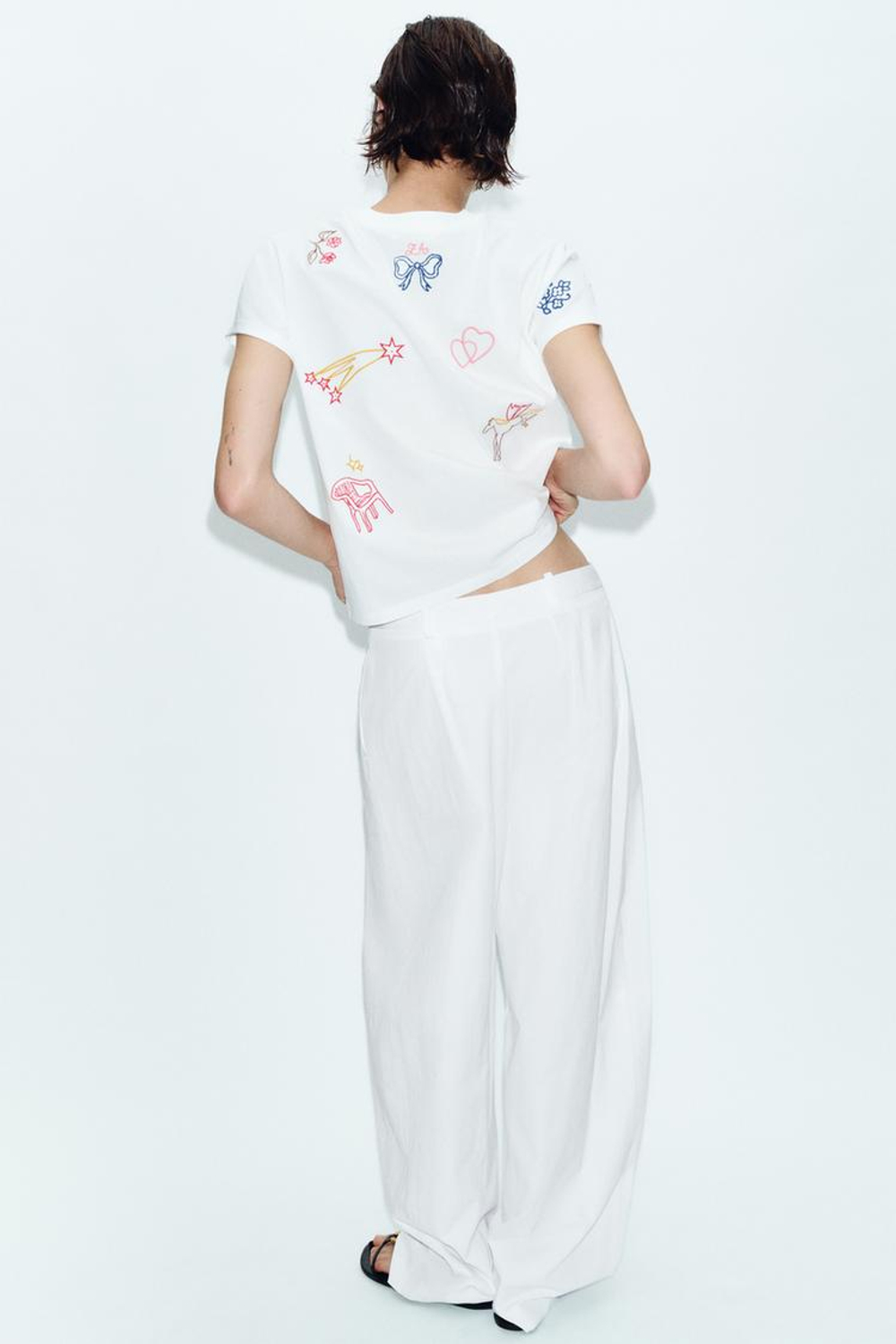 ZARA ФУТБОЛКА С КОНТРАСТНОЙ ВЫШИВКОЙ, ЖЕЛТОВАТО-БЕЛЫЙ