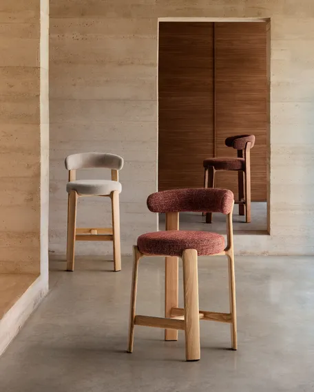 Полубарный стул Granite 65 см, бежевый шенилл, массив ясеня в цвете орех