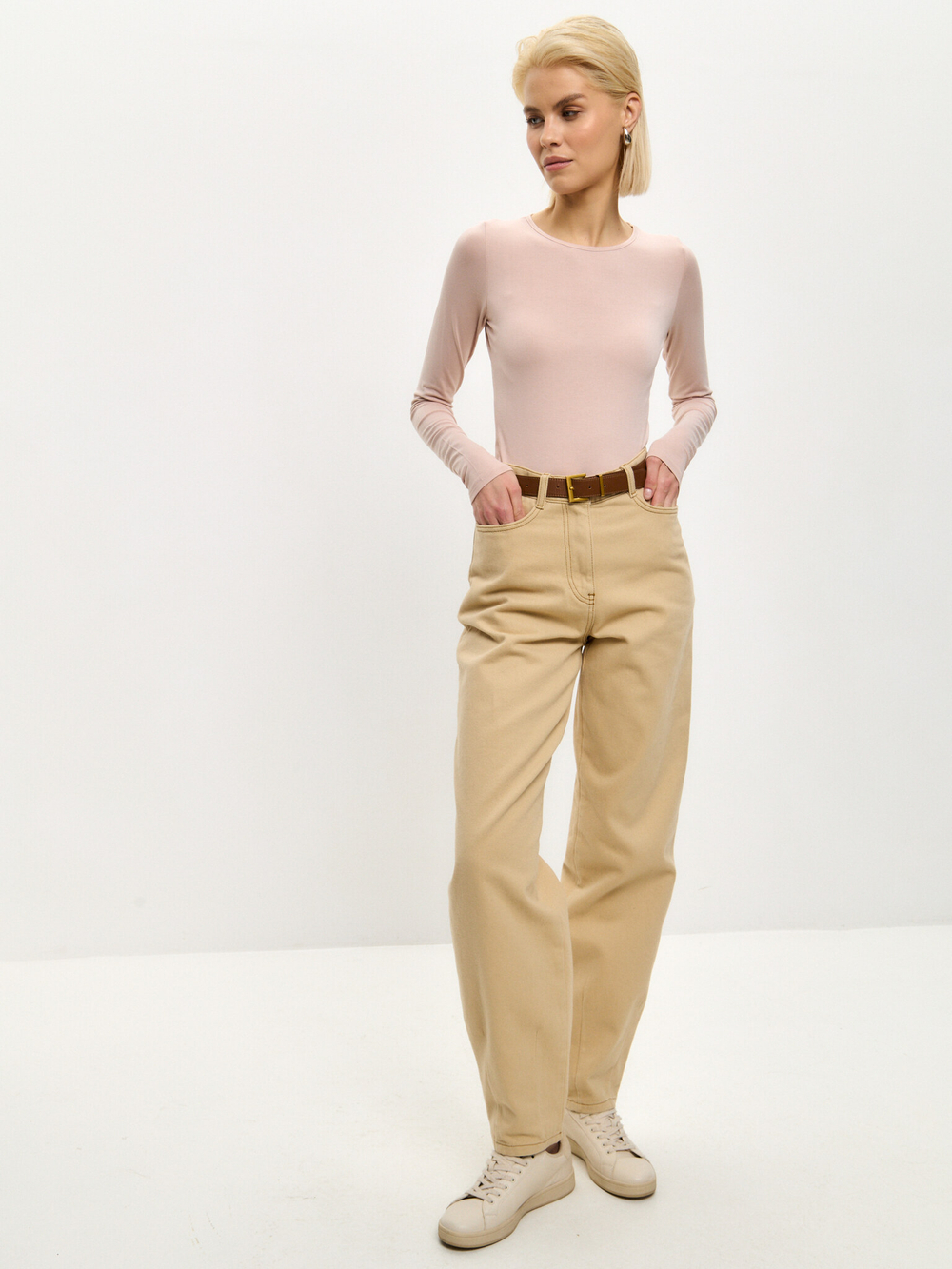 Укороченные бежевые джинсы mom-fit