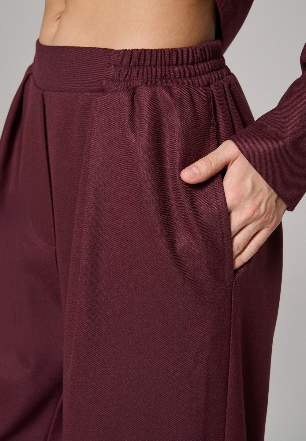 Брюки с поясом на резинке бордовые