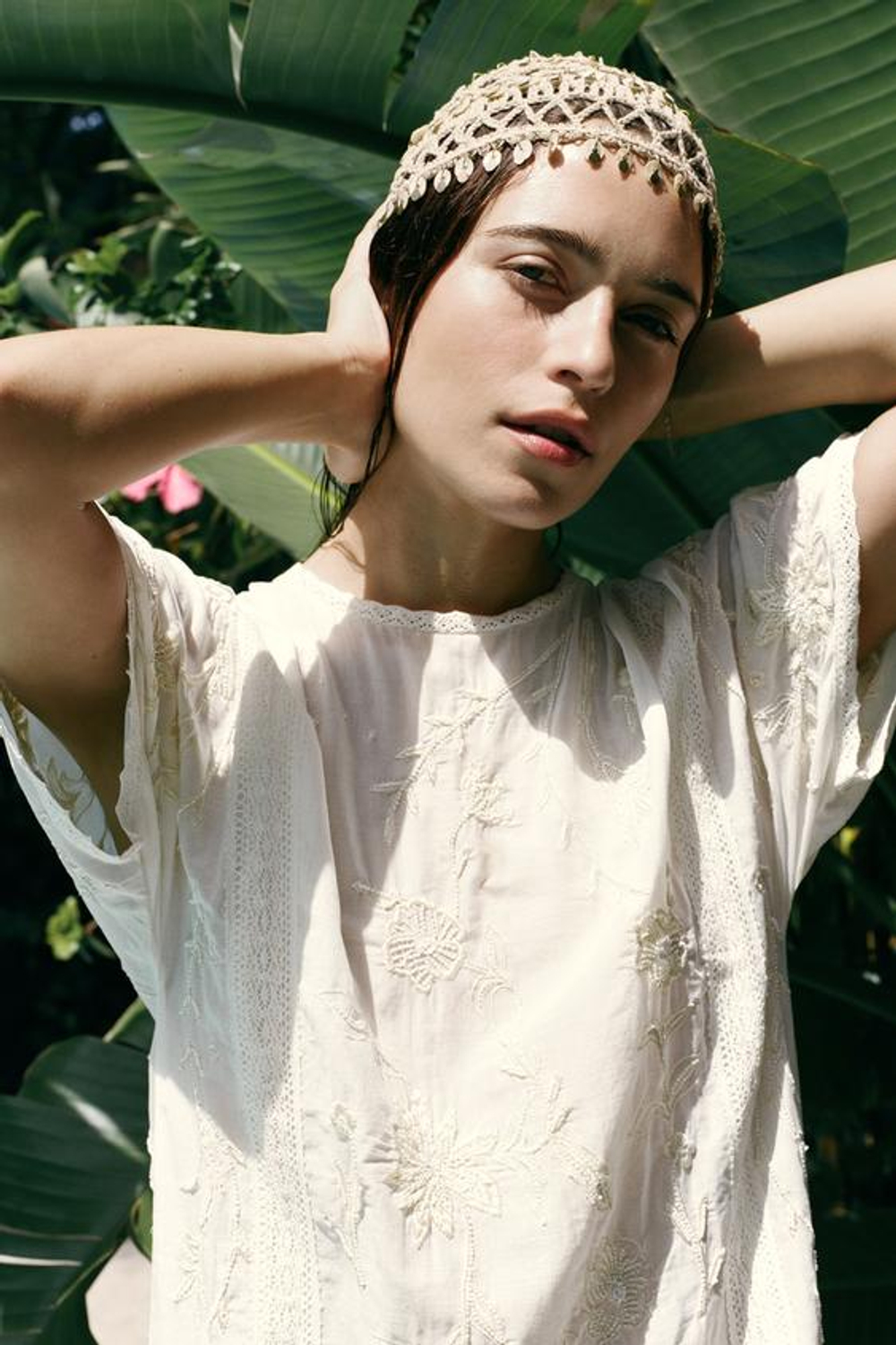 ZARA ШАПОЧКА ИЗ КРУЖЕВА КРОШЕ С РАКУШКАМИ, ЭКРЮ