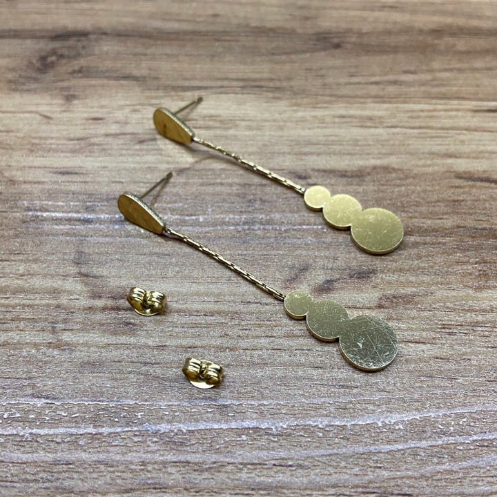 Серьги-гвоздики капля перевернутая жгутики 3 круга на увеличение цвет золотистый