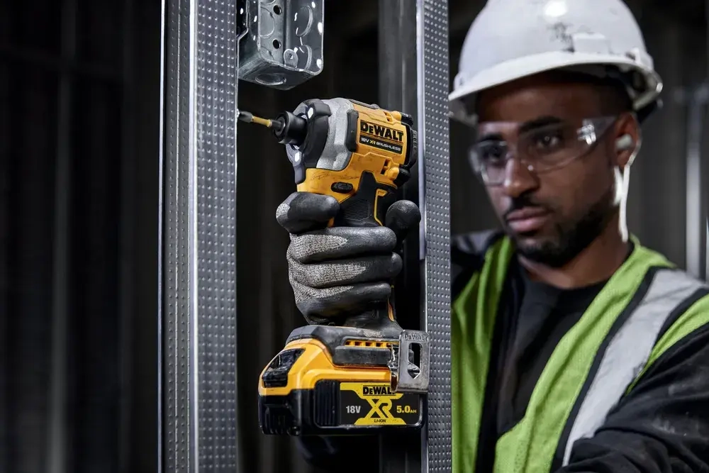 DEWALT Ударный шуруповерт DCF850N 20B,3800 ударов в минуту,205 Нм,Бесщеточный двигатель