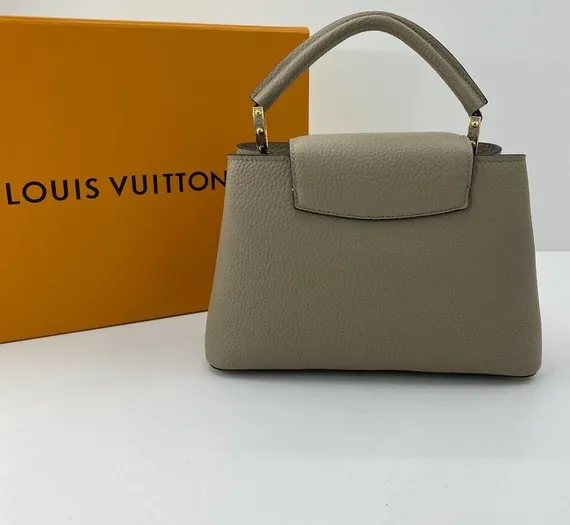 Сумка Louis Vuitton Capucines BB серо-бежевый