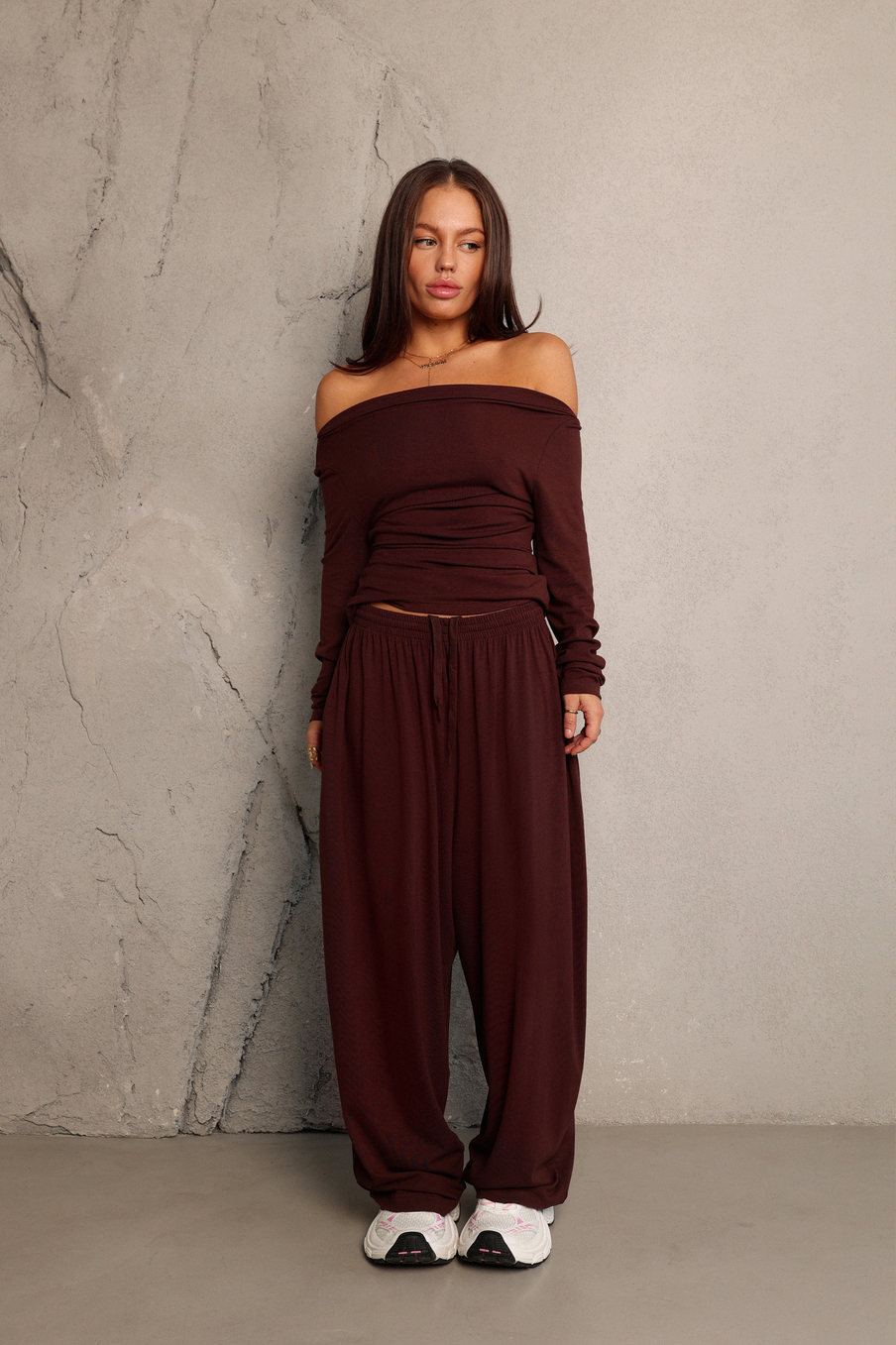 Лонгслив с открытым плечом из тонкого трикотажа