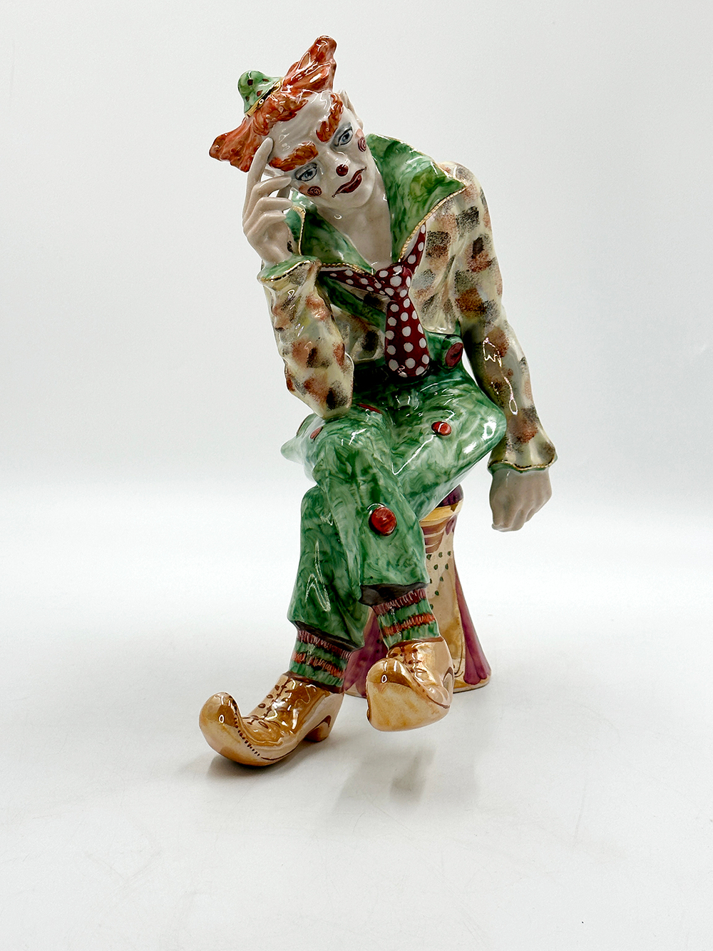 Фарфоровая статуэтка. Задумчивый клоун. Дулево. 80-90-е. гг. Автор Яснецов В. К.