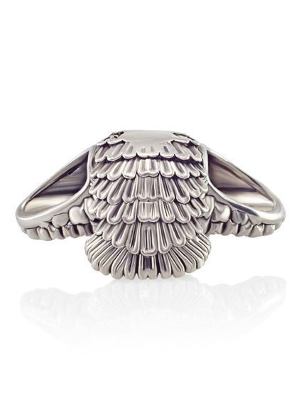 Фото шарма сова из серебра 925 пробы на поверхности сверху.