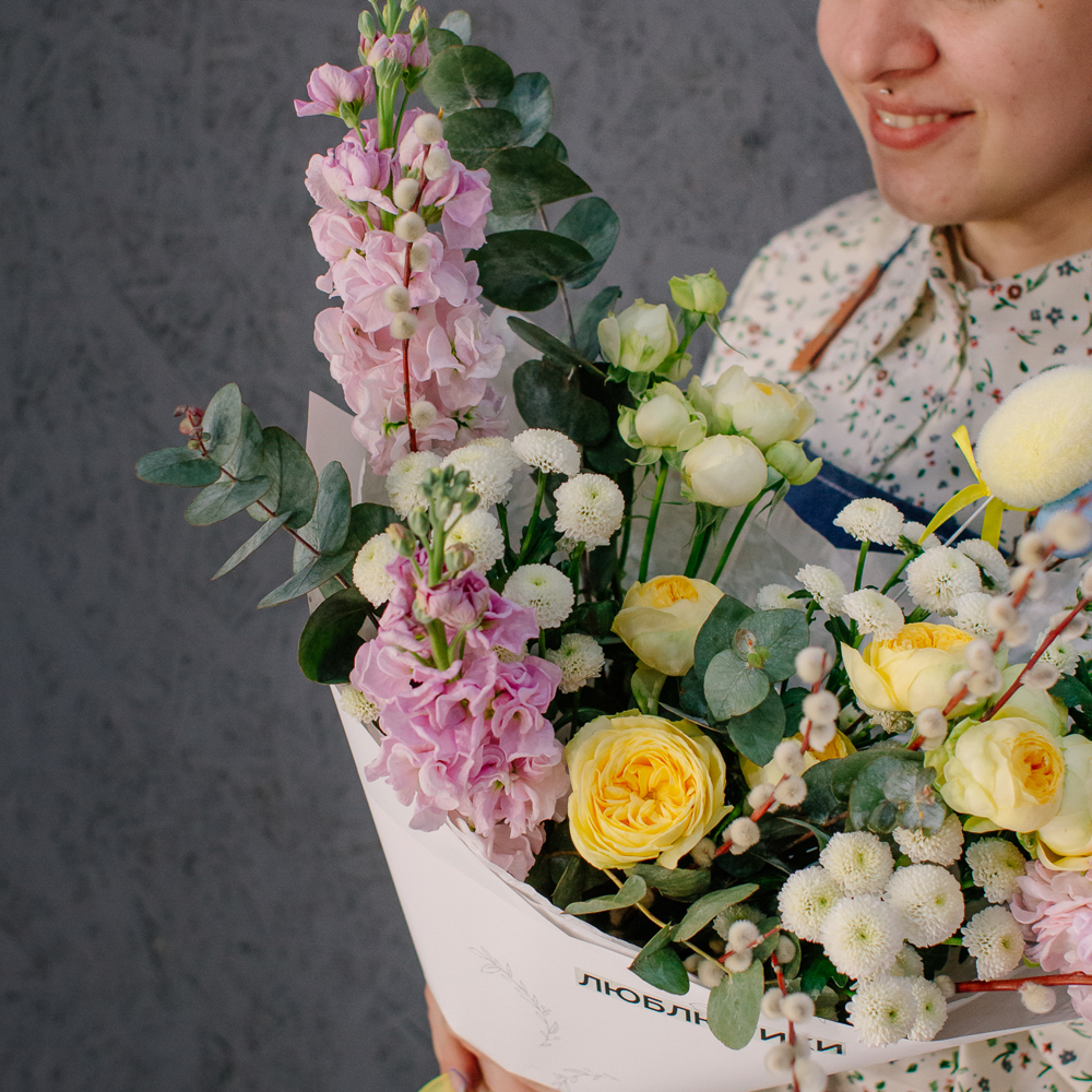 170. Нежный весенний букет с маттиолой и вербой