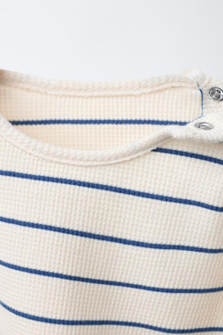 ZARA КОМПЛЕКТ ИЗ ФУТБОЛКИ И ВАФЕЛЬНЫХ ДЖОГГЕРОВ WAYAS, ЭКРЮ/СИНИЙ