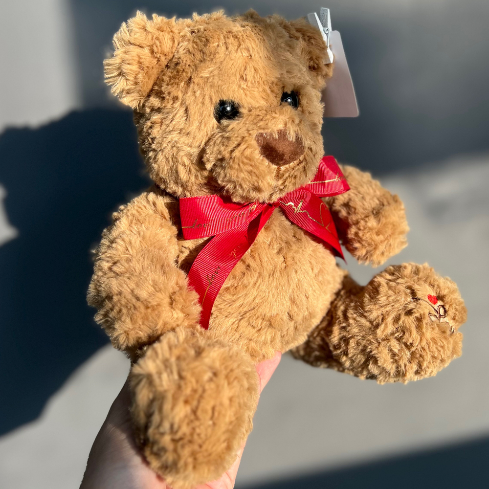 Мишка с красным бантом