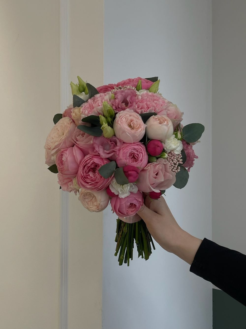 Свадебный букет из кустовых пионовидных роз, диантусов, лизиантуса и эвкалипта