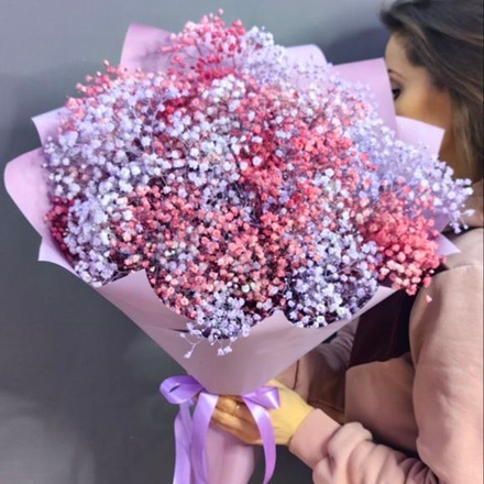 Букет с цветной гипсофилой