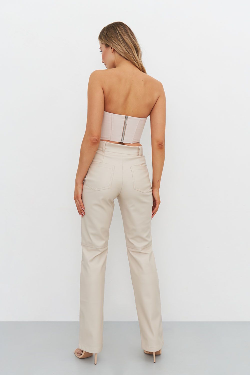 Брюки из экокожи прямые серо-бежевого цвета